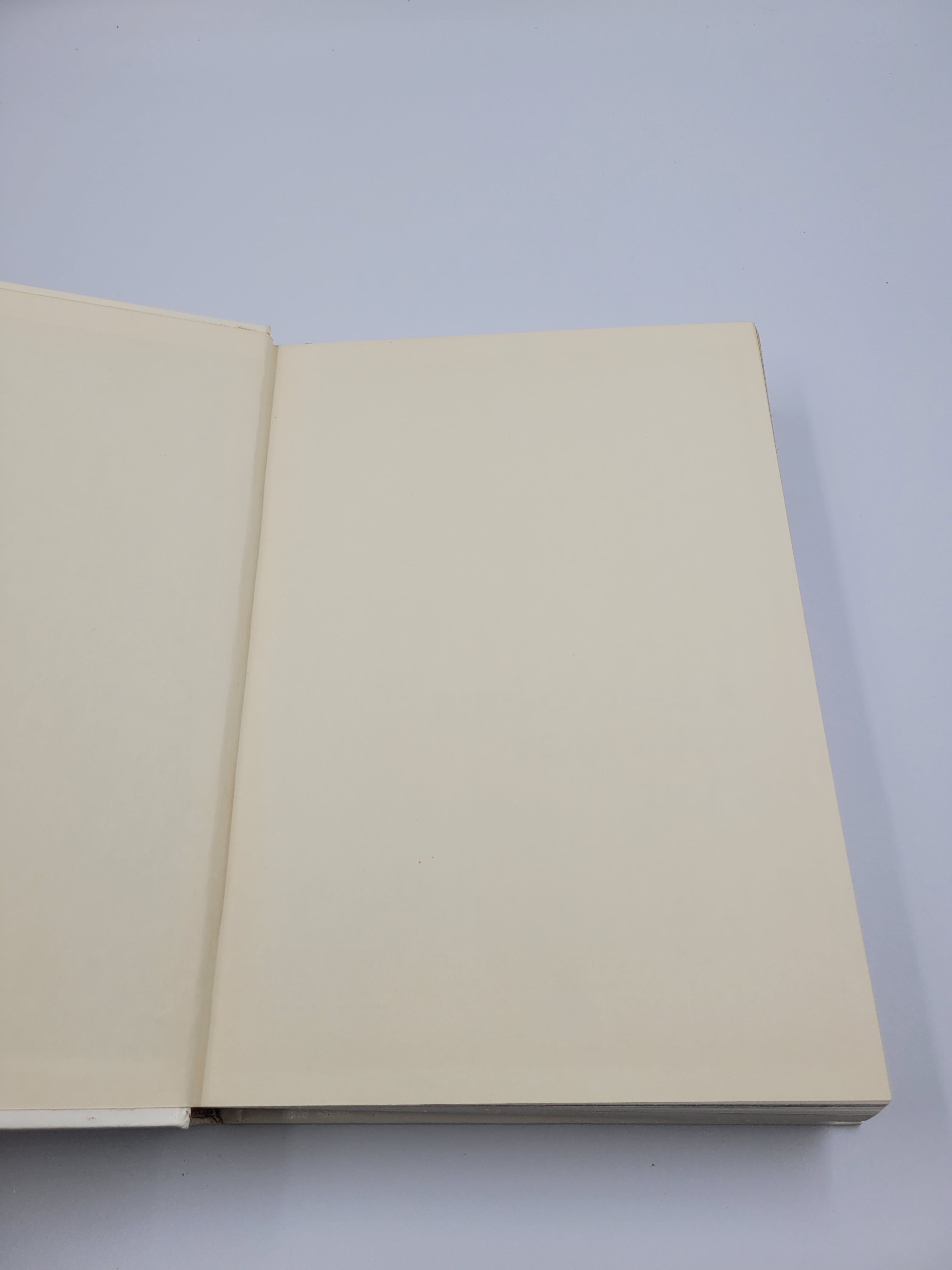 1975 Grolier Encyclopedia Year Book – Historical Events & Photography
