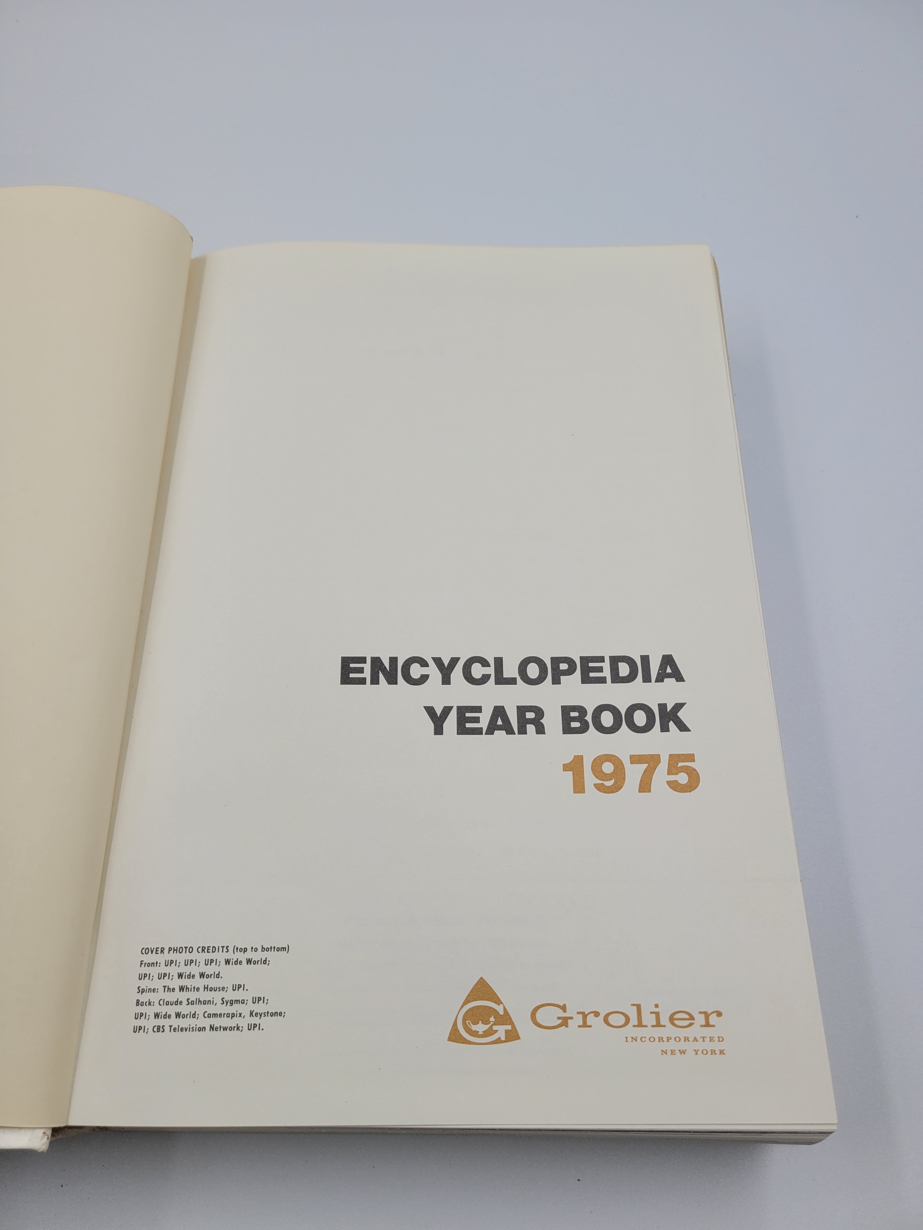 1975 Grolier Encyclopedia Year Book – Historical Events & Photography