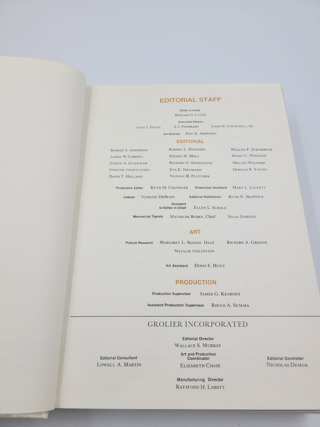 1975 Grolier Encyclopedia Year Book – Historical Events & Photography