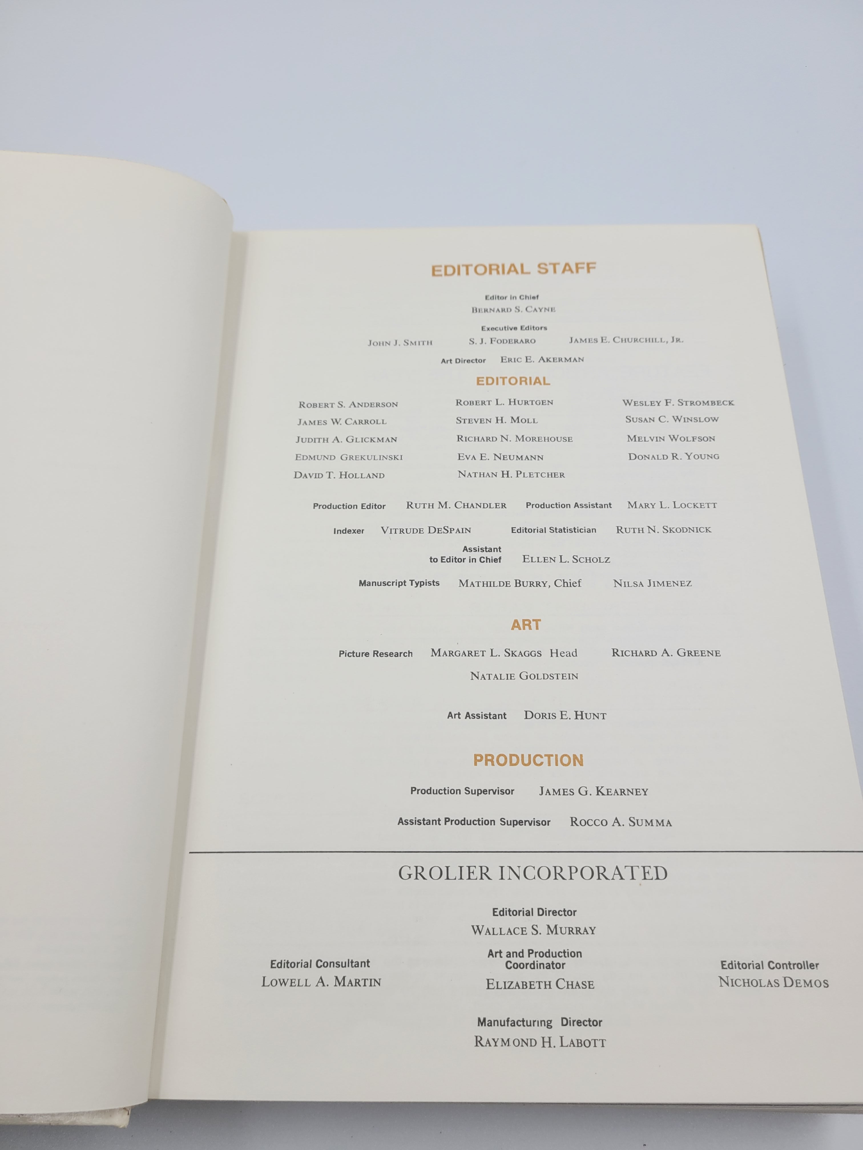 1975 Grolier Encyclopedia Year Book – Historical Events & Photography
