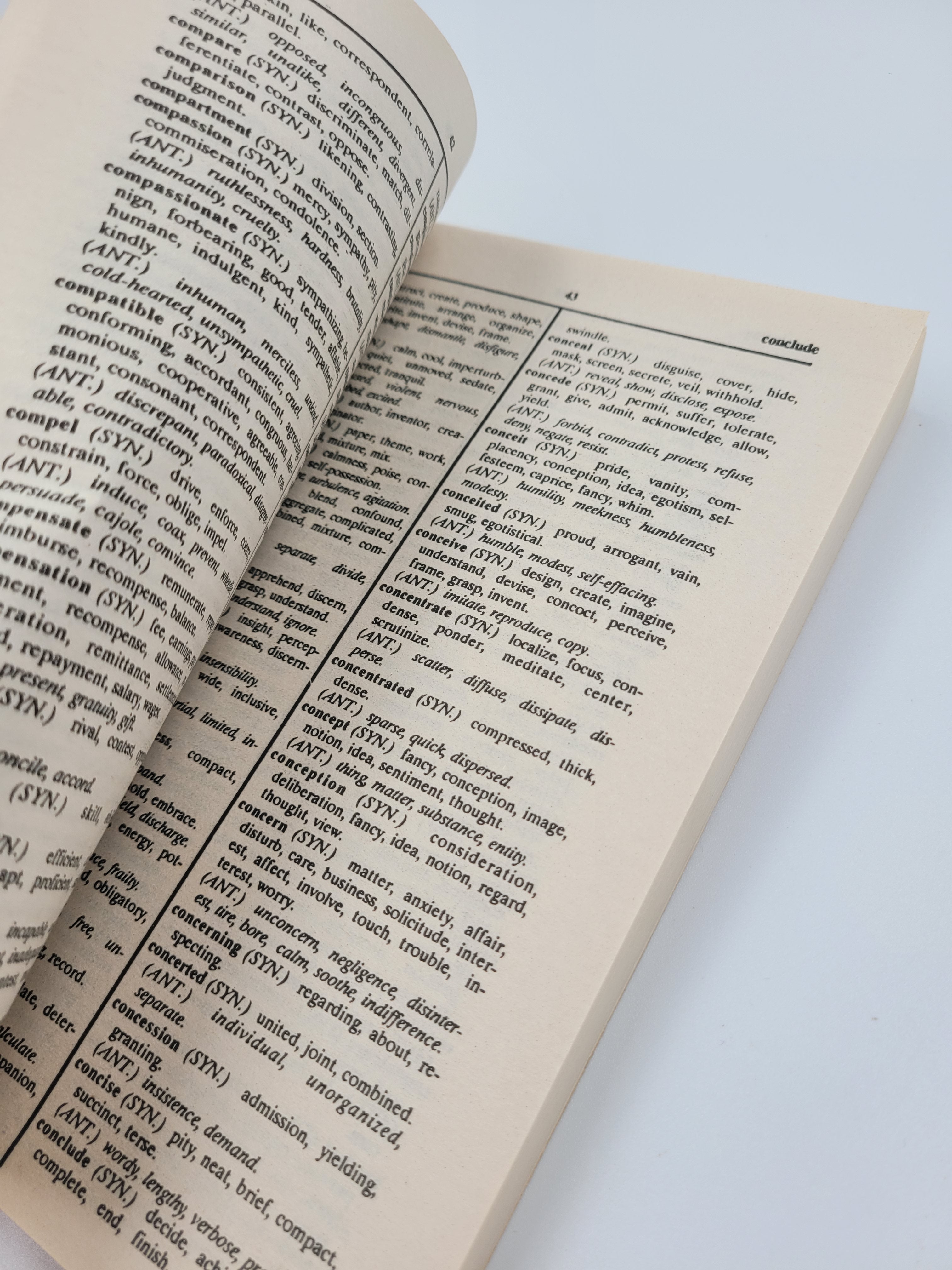 New Webster's Thesaurus (1993) – Landoll Vintage Paperback Reference Book