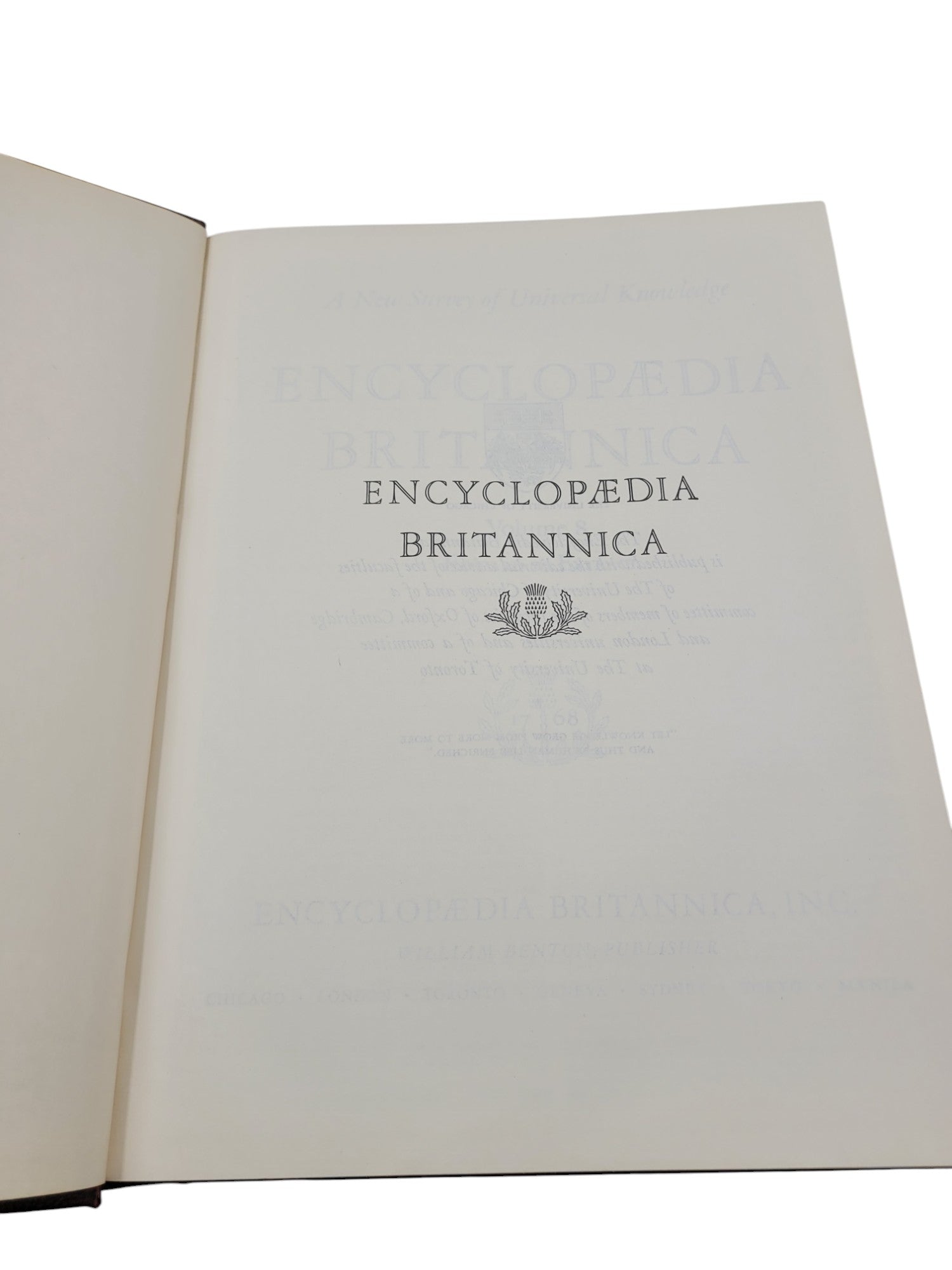 Encyclopaedia (Encyclopedias) Britannica Volume 8 – Edward to Extract (1967 Hardcover)