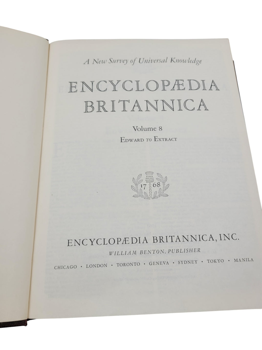 Encyclopaedia (Encyclopedias) Britannica Volume 8 – Edward to Extract (1967 Hardcover)