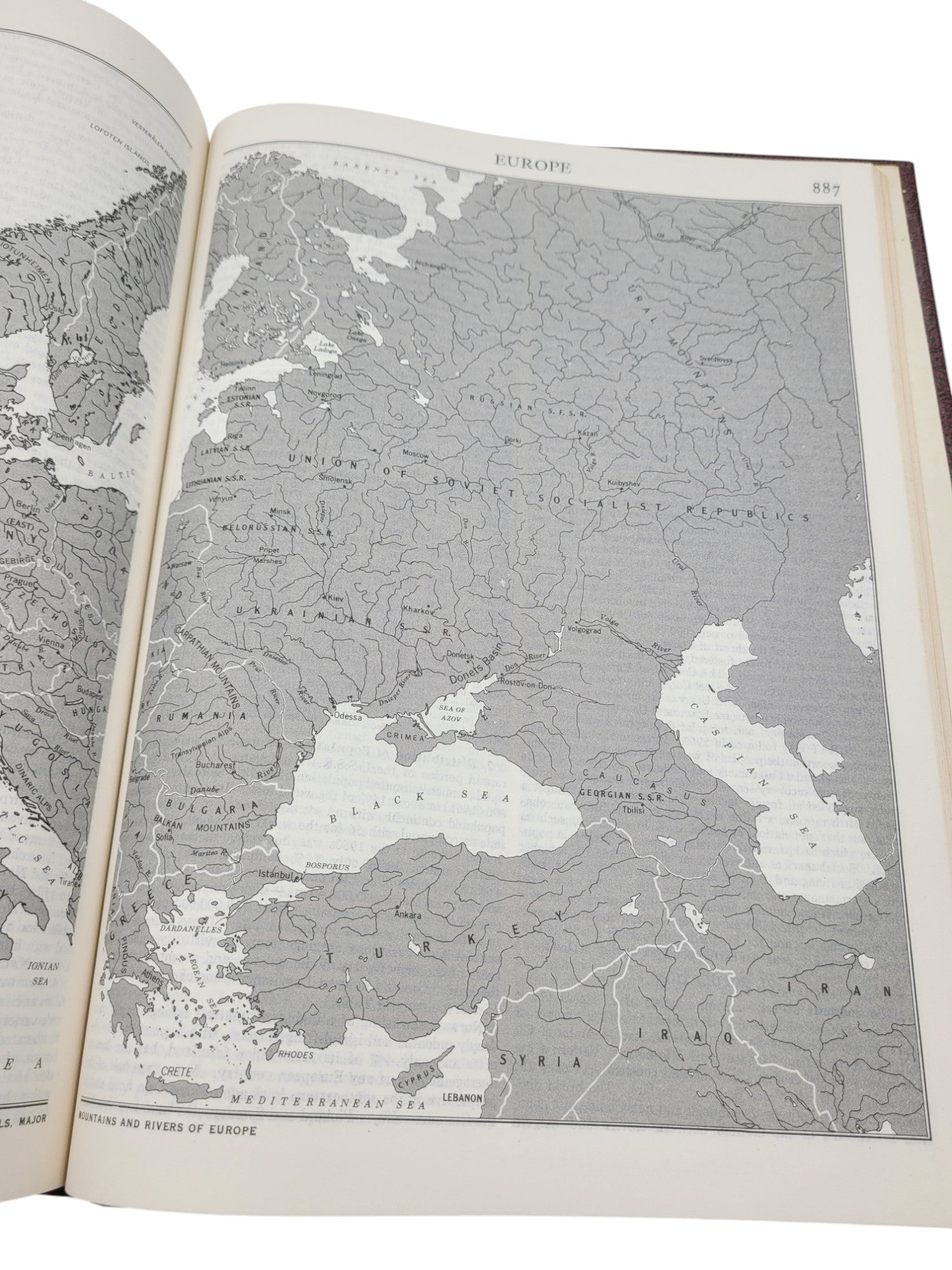 Encyclopaedia (Encyclopedias) Britannica Volume 8 – Edward to Extract (1967 Hardcover)